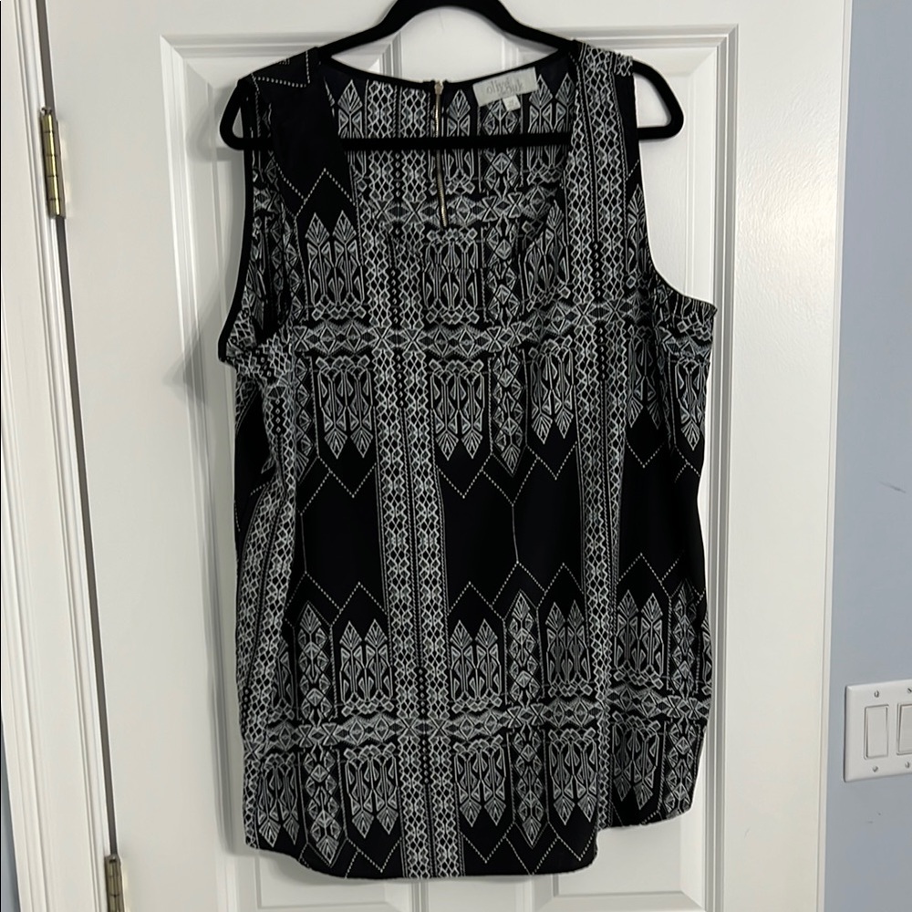 Olive and Oak Black and White Geometric Women's Top